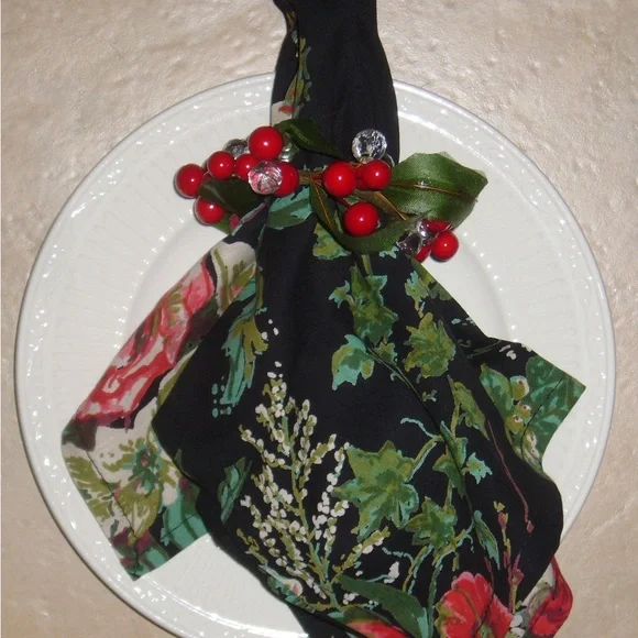 Merry Black Round Tablecloth- 70” Round + 8 Napkins new - Picture 7 of 8